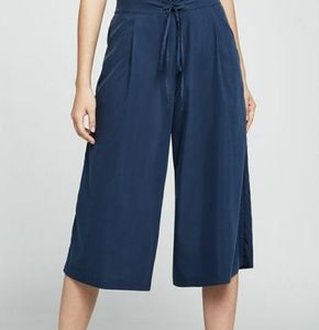 Bcbg cropped blue wide leg pants cullotes suedette